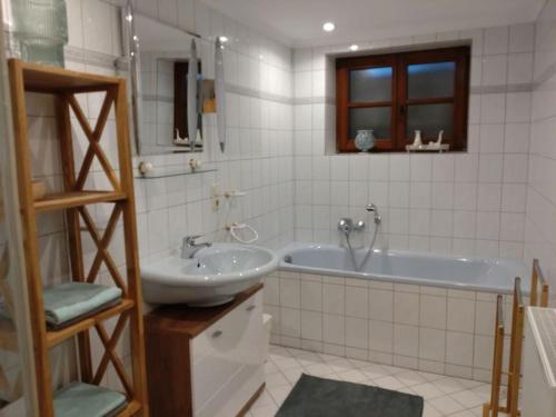 ArchkogelS'Rastl direkt mit Bergpanorama的白色的浴室设有浴缸和水槽。