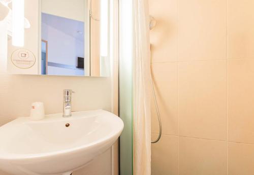 万泽内姆B&B HOTEL Colmar Vignobles Ouest的一间带水槽和淋浴的浴室