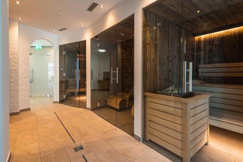 滨湖采尔Lakeside Luxury Apartments的浴室设有玻璃墙和步入式淋浴间。