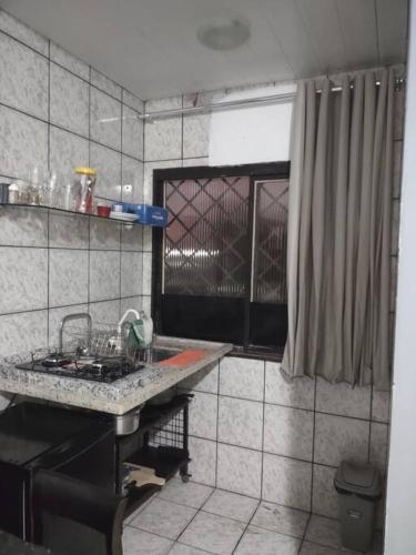 里约布兰科Quarto aconchegante Completo的厨房设有水槽和窗户。