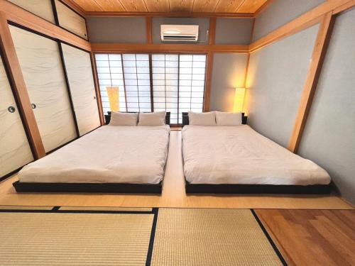 岛田Guest House -KiSARA- - Vacation STAY 98548v的一间小房间,房间内设有两张床