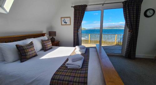 SconserThe BoatHouse的一间卧室设有一张床,享有海景