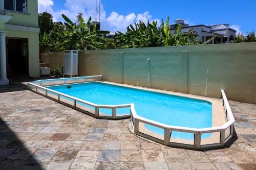 格兰贝伊ibis Apartments - Ground Floor - Summersun Residence - Grand Baie, Pereybere的一座带两个扶手的大游泳池