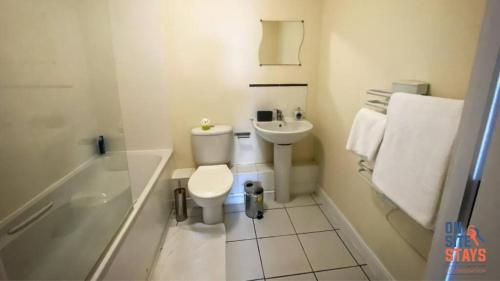 格雷夫森德OnSiteStays - 2 Bedroom Apartment with Ensuite, Free Parking & Wi-Fi的一间带卫生间和水槽的小浴室