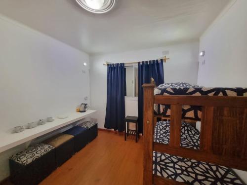 瓜伊马延Hostel S & J Mendoza的客房设有双层床和沙发。