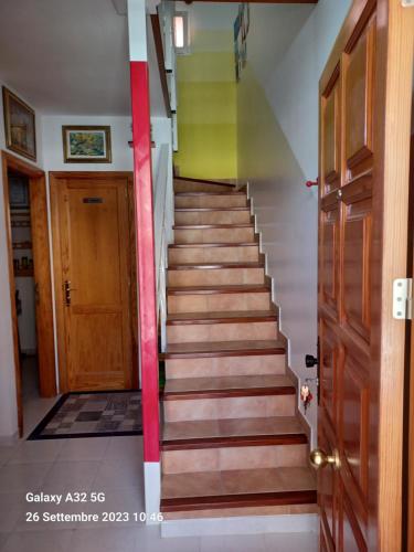 罗萨里奥港Habitaciones Gioly的一座房子里的楼梯,房子里拥有色彩缤纷的墙壁和门