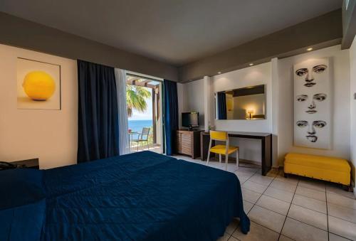 斯卡拉阿婆斯托拉塔岛度假村的一间卧室配有一张床,享有海景