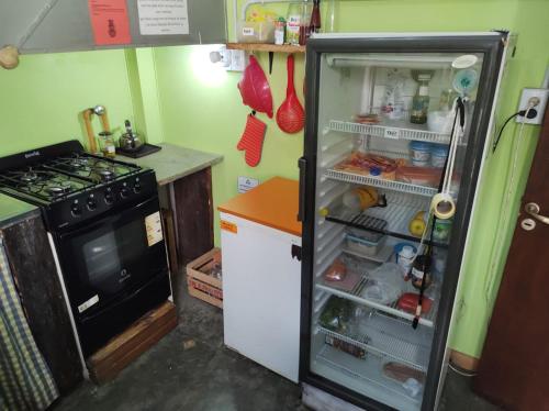 乌斯怀亚苏尔塔青旅的厨房里设有冰箱,门开