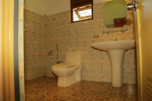 坦加拉31 sea view的一间带卫生间和水槽的浴室