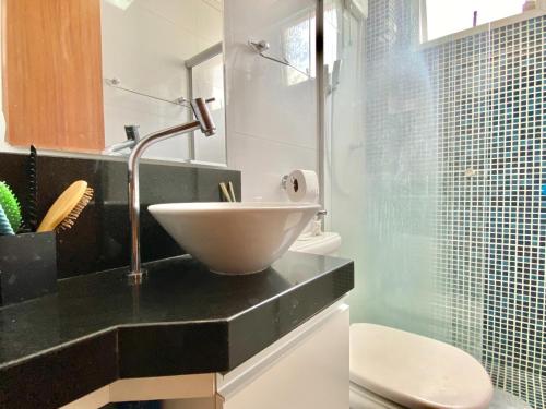 贝洛奥里藏特Portal do Jaragua的一个带碗水槽的柜台浴室