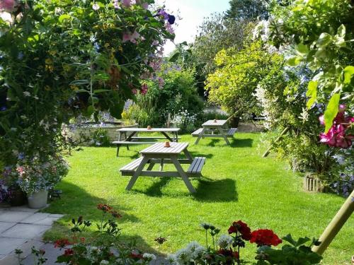 史云顿Bolingbroke Arms & Hotel的花园里草上的野餐桌