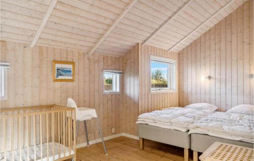 Bogø ByBeautiful Home In Bog By With 4 Bedrooms And Wifi的一间卧室配有一张床、一张书桌和两个窗户。