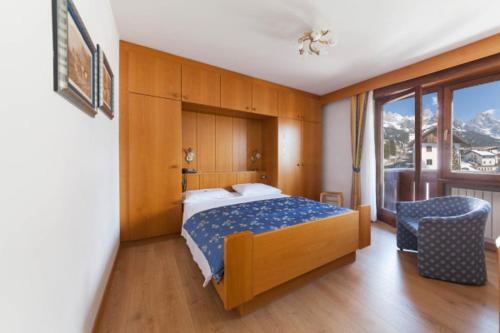 圣马蒂诺-迪卡斯特罗扎Hotel Panorama的卧室配有床、椅子和窗户。