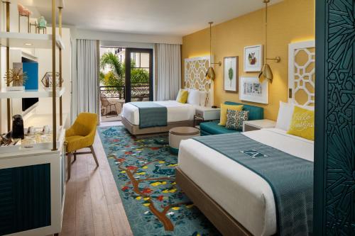 奥兰多阿尔冯德旅馆的酒店客房带两张床和一个客厅