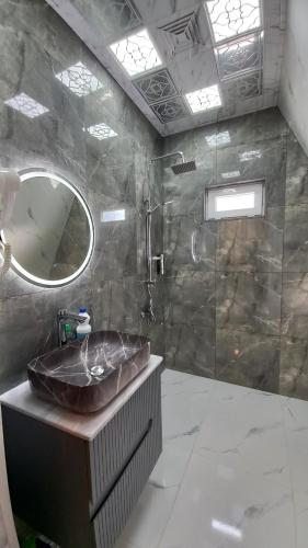VǝndamGabala 7 Villa的一间带水槽和镜子的浴室