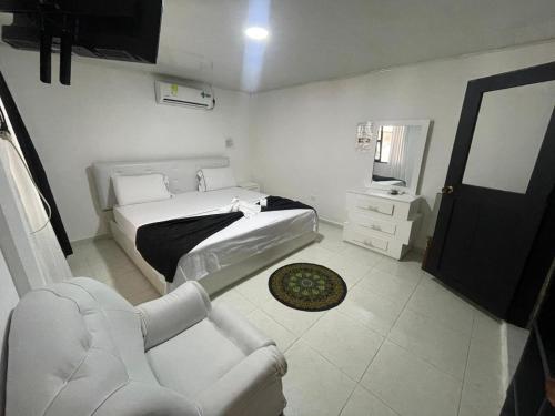 IníridaPOSADA TURISTICA LAS VEGAS的一间卧室配有一张床、一把椅子和镜子