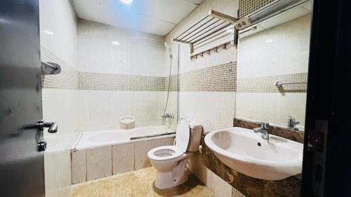 迪拜Glamorous Partition Room in Barsha 1 Near Metro的一间带卫生间和水槽的浴室