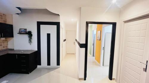 迪拜Glamorous Partition Room in Barsha 1 Near Metro的走廊上设有黑白墙和门