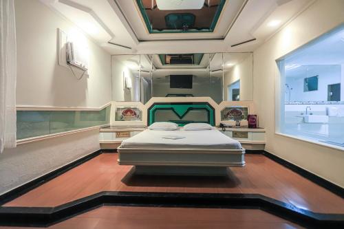 里约热内卢Palacio do Rei Hotel的一间医院间,配有床和镜子