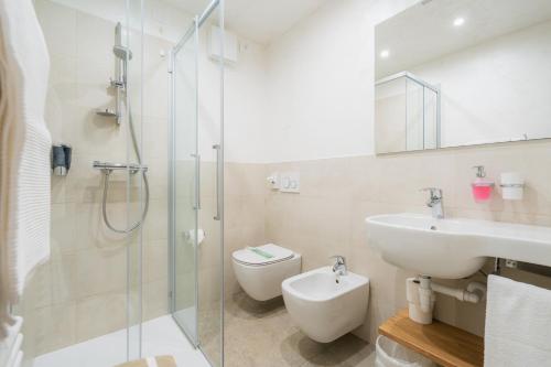 圣马蒂诺-迪卡斯特罗扎Hotel Panorama的带淋浴、盥洗盆和卫生间的浴室