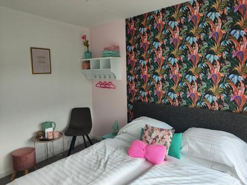 法尔肯堡Hotel B&B LeLa的一间卧室配有一张粉红色床罩的床