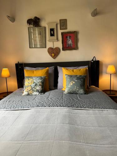 豪达海尔纳斯特之家住宿加早餐旅馆的卧室内的一张大床,配有两盏灯