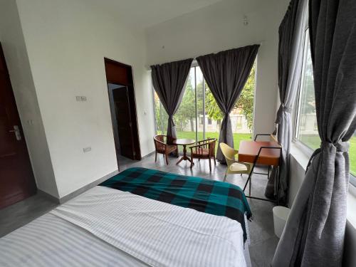达累斯萨拉姆Datela Home - 3Bed Villa near Ununio Beach Kunduchi的卧室配有床、桌子和窗户。