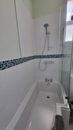 朴次茅斯Southsea Escape Coastal Apartment, 2 double bedrooms的白色的浴室设有浴缸和卫生间。