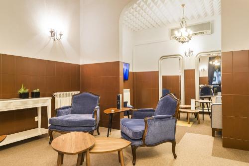 波尔图太阳海岸B&B酒店的一间设有蓝色椅子和镜子的等候室