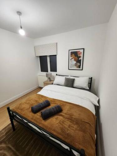 HartfordBeautiful 3 bed house in Hartford的一间卧室配有一张带两个枕头的床