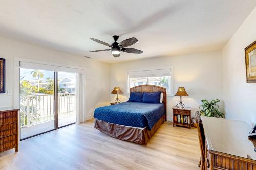 基克罗尼海滩Canal-side Charisma的一间卧室配有一张床和吊扇