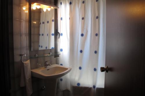 陶斯特Hostal Casa Pepe的浴室配有淋浴帘和盥洗盆。