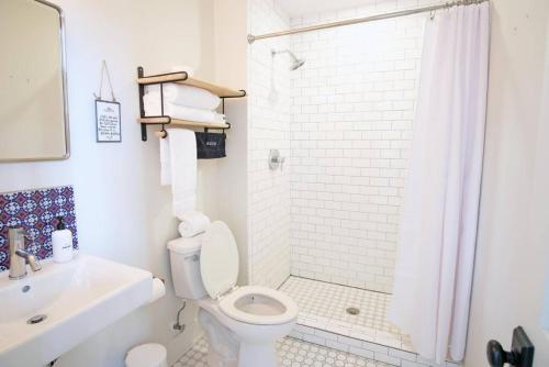 萨凡纳Top Floor Loft with Terrace in Downtown Savannah的白色的浴室设有卫生间和淋浴。