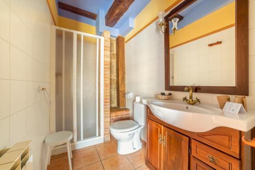瓦德诺比斯方达广场酒店的一间带卫生间、水槽和镜子的浴室