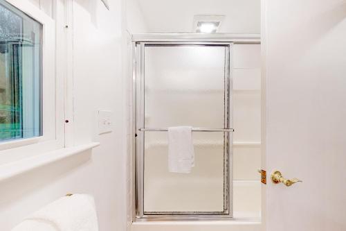 BridgewaterValkyrie Run的带淋浴的浴室和玻璃门