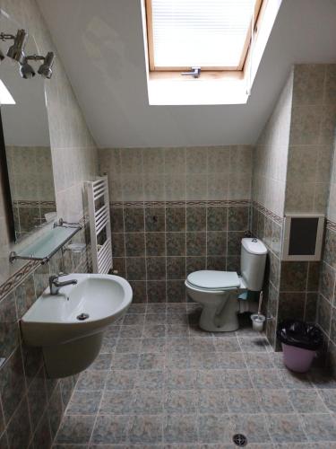布尔加斯Guest Rooms DEVA的一间带水槽、卫生间和天窗的浴室