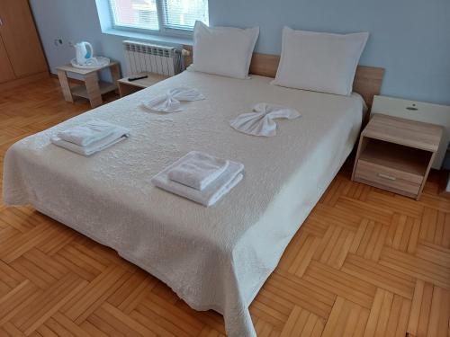 布尔加斯Guest Rooms DEVA的一间卧室配有带毛巾的床