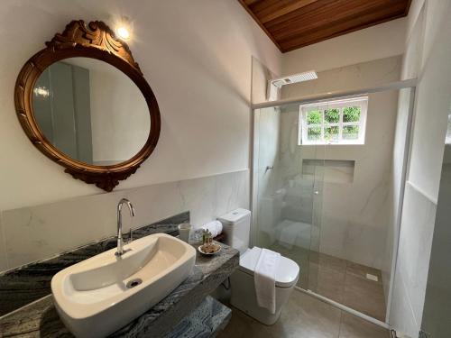 帕拉蒂Casa Arte Cabore的一间带水槽、镜子和卫生间的浴室