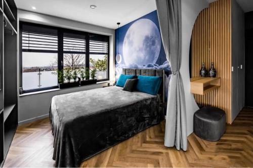 别尔斯克-比亚拉Moon Apartment的一间卧室设有一张大床和一个大窗户