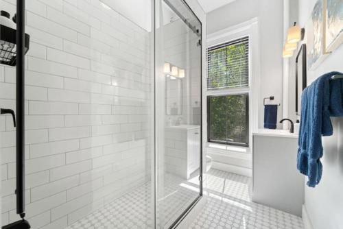 纽约Newly Renovated 3BR Oasis Walk to Columbia Uni的带淋浴和卫生间的白色浴室