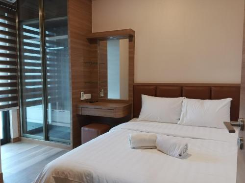 巴淡岛中心Peaceful Sea view Cozy APT at Batam Center - By MESA的一间卧室配有两张床和镜子