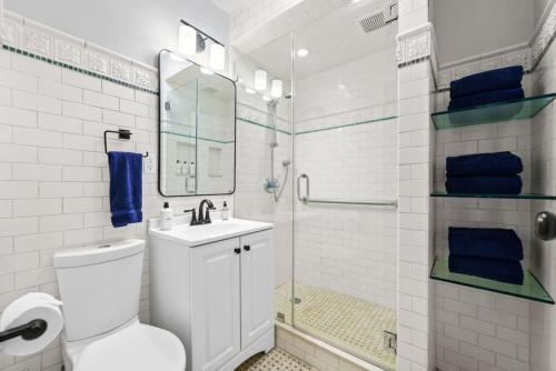 纽约Newly Renovated 2BR w Rare Private Backyard and BBQ的浴室配有卫生间、盥洗盆和淋浴。