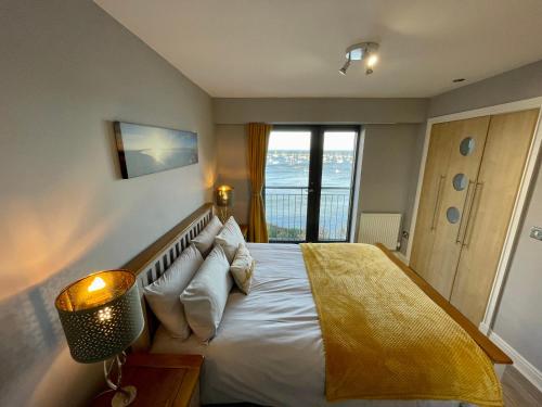 爱丁堡Corinthian Quay Apartment的一间卧室设有一张大床和窗户