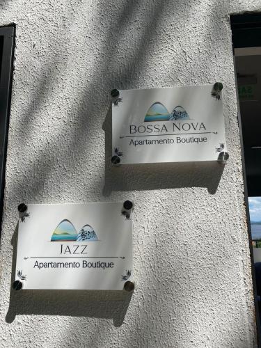 圣贝纳迪诺Alojamiento vacacional de lujo. Jazz的建筑物一侧有两个标志