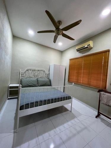Kubang SemangTeratak LS Homestay的配有吊扇的客房内的一张床位