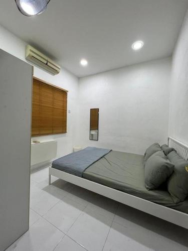 Kubang SemangTeratak LS Homestay的卧室配有一张床