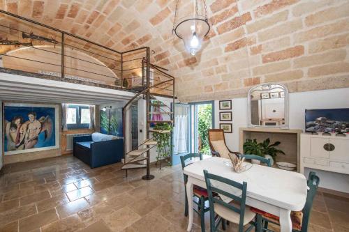 斯蓬加诺Apartments in Spongano/Apulien 20947的客厅配有桌椅和砖墙