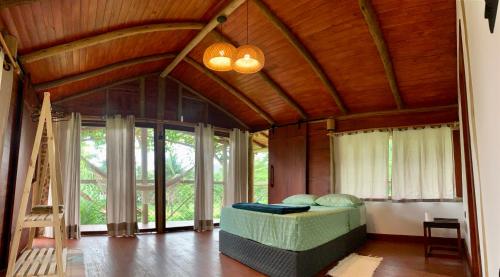 帕拉蒂FLORA Praia do Sono Lodge & Trekking的一间设有床铺的卧室,位于带窗户的房间内