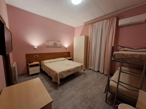 真扎诺-迪罗马洛比尼亚公寓的酒店客房设有两张床和电视。