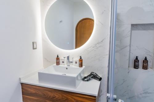 墨西哥城Casa Castillo 15的浴室设有白色水槽和镜子